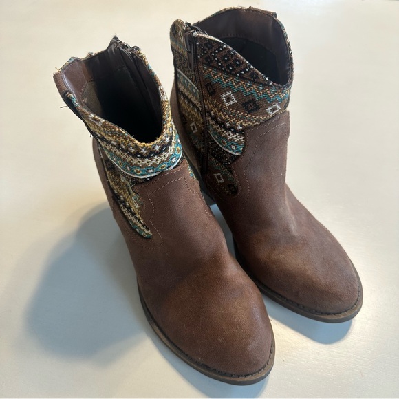 Jellypop Size 9 Brown Western Heeled Ankle Booties Cowgirl Woven Fabric Teal - Picture 2 of 7